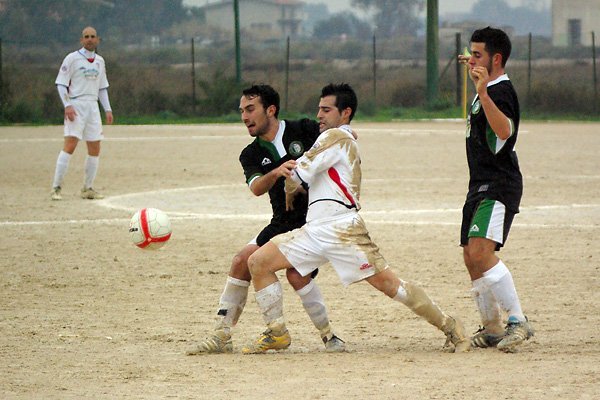 Roberto Rugiu cerca di conquistare il possesso della sfera